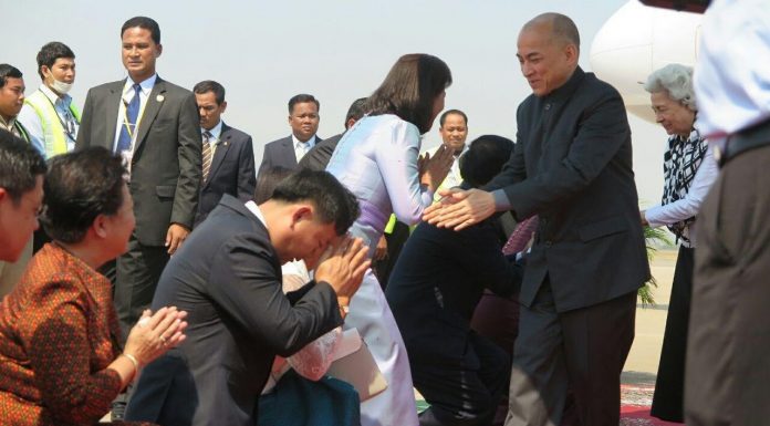 ព្រះករុណា ព្រះមហាក្សត្រ និងព្រះមហាក្សត្រី សព្វព្រះរាជហឫទ័យ ស្តេចយាង បំពេញព្រះរាជកិច្ច ខេត្តសៀមរាប ដើម្បីចូលរួមទតខ្សែភាពយន្ត ប្រវត្តិសាស្រ្តខ្មែរ