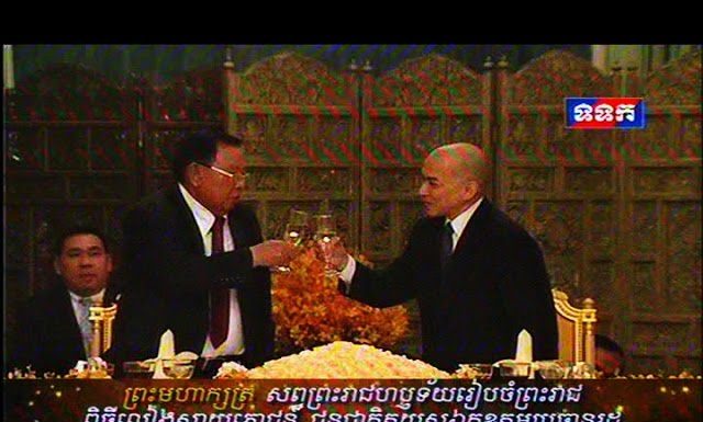 ព្រះករុណា ព្រះមហាក្សត្រ សព្វព្រះរាជហឫទ័យ រៀបចំព្រះរាជពិធីលៀងសាភោជន៍ ជាកិត្តិយសជូន ឯកឧត្ដម ប៊ុនញាំង វរជិត ប្រធានរដ្ឋឡាវ