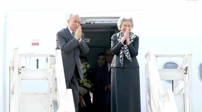 ព្រះករុណា ព្រះមហាក្សត្រ និងសម្ដេចព្រះមហាក្សត្រី យាងទៅទីក្រុងប៉េកាំង ប្រទេសចិន ដើម្បីពិនិត្យព្រះរាជសុខភាព