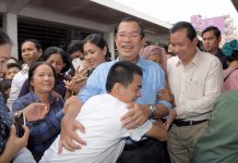 សម្តេចតេជោ ហ៊ុន សែន អញ្ជើញចុះជួបសួរសុខទុក្ខបងប្អូនអាជីវករផ្សារធំថ្មី