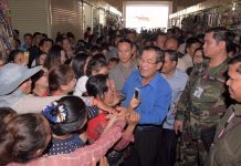 សម្ដេចតេជោ ហ៊ុន សែន អញ្ជើញសួរសុខទុក្ខ បងប្អូន អាជីវករ ផ្សារសាគ្គី ខេត្តស្ទឹងត្រែង