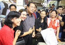 សម្តេចតេជោ ហ៊ុន សែន អញ្ជើញចុះជួបសួរសុខទុក្ខបងប្អូនអាជីវករផ្សារអូរឡាំពិក