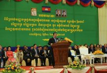 សម្តេចតេជោ ហ៊ុន សែន អញ្ជើញប្រគល់សញ្ញាបត្រដល់និស្សិតពេទ្យសាកលវិទ្យាល័យវិទ្យាសាស្ត្រសុខាភិបាល