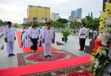 ឯកឧត្តម ប៊ិន ឈិន ឧបនាយរដ្ឋមន្រ្តីប្រចាំការ រដ្ឋមន្រ្តីស្តីទីទទួលបន្ទុកទីស្តីការគណៈរដ្ឋមន្រ្តី អញ្ជើញដាក់កម្រងផ្កាគោរពព្រះវិញ្ញាណក្ខន្ធ ព្រះបរមរតនកោដ្ឋ គម្រប់ខួប៥ឆ្នាំ