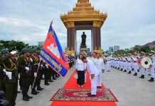 ឯកឧត្តម ប៊ិន ឈិន ឧបនាយរដ្ឋមន្រ្តីប្រចាំការ រដ្ឋមន្រ្តីស្តីទីទទួលបន្ទុកទីស្តីការគណៈរដ្ឋមន្រ្តី អញ្ជើញដាក់កម្រងផ្កាគោរពព្រះវិញ្ញាណក្ខន្ធ ព្រះបរមរតនកោដ្ឋ គម្រប់ខួប៥ឆ្នាំ