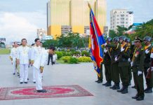 ឯកឧត្តម ប៊ិន ឈិន ឧបនាយករដ្ឋមន្រ្តីប្រចាំការ អញ្ជើញដឹកនាំគណៈប្រតិភូទីស្តីការគណៈរដ្ឋមន្រ្តី ដាក់កម្រងផ្កានៅវិមានឯករាជ្យ និងថ្វាយកម្រងផ្កា នៅស្តូបព្រះបរមរូប ព្រះបរមរតនកោដ្ឋ
