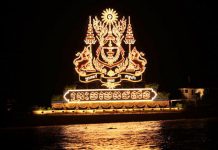 ប្រជាពលរដ្ឋ យ៉ាងច្រើនកុះករ ដើរកម្សាន្តក្នុងពេលរាត្រីនៃព្រះរាជពិធីបុណ្យអុំទូក ថ្ងៃទី២