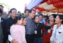 សម្តេចតេជោ ហ៊ុន សែន អញ្ជើញសំណេះសំណាលជាមួយកម្មករ-កម្មការិនី និងនិយោជិត នៅតំបន់រោងចក្រ7NG