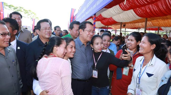 សម្តេចតេជោ ហ៊ុន សែន អញ្ជើញសំណេះសំណាលជាមួយកម្មករ-កម្មការិនី និងនិយោជិត នៅតំបន់រោងចក្រ7NG