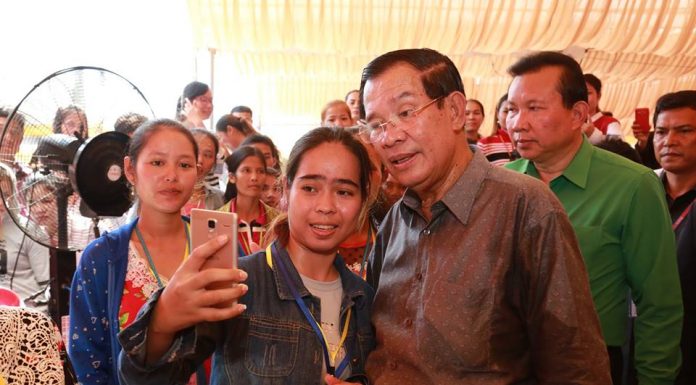 សម្តេចតេជោ ហ៊ុន សែន អញ្ជើញជួបសួរសុខទុក្ខសំណេះសំណាលជាមួយកូនក្មួយកម្មករជាង១ម៉ឺននាក់នៅតំបន់ រោងចក្រ 7NG
