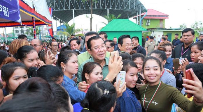 សម្តេចតេជោ ហ៊ុន សែន អញ្ជើញសំណេះសំណាលជាមួយកម្មករ-កម្មការិនី និងនិយោជិត ជាង១៣,៥០០នាក់ មកពីរោងចក្រចំនួន ២៥ ក្នុងសង្កាត់ភ្នំពេញថ្មី