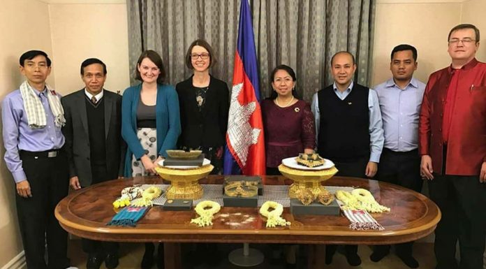 (រូបភាព) ដំណើរដង្ហែមកវិញឈុតគ្រឿងអលង្ការមាសសម្រាប់លម្អរូបចម្លាក់នាសម័យអង្គរពីចក្រភពអង់គ្លេស