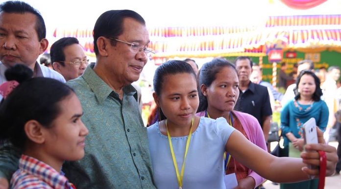 (រូបភាព) សម្តេចតេជោ ហ៊ុន សែន អញ្ជើញសំណេះសំណាលជាមួយកម្មករ-កម្មការិនី និងនិយោជិត ជាង១៥,៧០០នាក់ ស្ថិតក្នុងនៅរោងចក្រតំបន់ អូរដឹម ខណ្ឌពោធិសែនជ័យ រាជធានីភ្នំពេញ