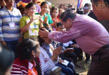 (រូបភាព) សម្តេចតេជោ ហ៊ុន សែន អញ្ជើញសំណេះសំណាលជាមួយកម្មករ កម្មការិនីជាង ១ម៉ឺននាក់នៅតំបន់កប់ស្រូវ