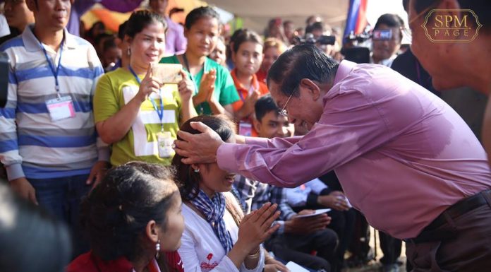 (រូបភាព) សម្តេចតេជោ ហ៊ុន សែន អញ្ជើញសំណេះសំណាលជាមួយកម្មករ កម្មការិនីជាង ១ម៉ឺននាក់នៅតំបន់កប់ស្រូវ
