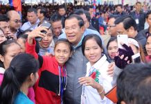 (រូបភាព) សម្តេចតេជោ ហ៊ុន សែន អញ្ជើញជួបកម្មករជាង១ម៉ឺននាក់នៅរោងចក្រ តំបន់ទួលពង្រ ខណ្ឌពោធិ៍សែនជ័យ