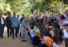 ព្រះករុណា ព្រះមហាក្សត្រ ស្តេចយាងសួរសុខទុក្ខ និងប្រោសព្រះរាជទានអំណោយដល់ លោកគ្រូ-អ្នកគ្រូ សិស្សានុសិស្ស កុមារា-កុមារី និងកសិករច្រូតស្រូវ នៅខេត្តព្រៃវែង
