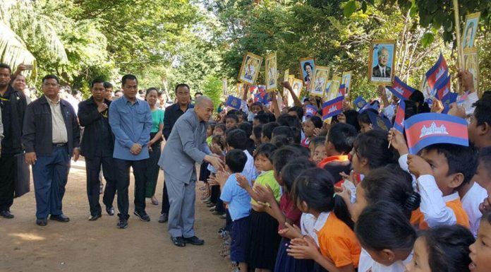ព្រះករុណា ព្រះមហាក្សត្រ ស្តេចយាងសួរសុខទុក្ខ និងប្រោសព្រះរាជទានអំណោយដល់ លោកគ្រូ-អ្នកគ្រូ សិស្សានុសិស្ស កុមារា-កុមារី និងកសិករច្រូតស្រូវ នៅខេត្តព្រៃវែង
