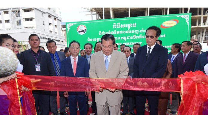(រូបភាព) សម្តេចនាយករដ្ឋមន្រ្តី ហ៊ុន សែន អញ្ជើញកាត់ខ្សែបូណ៌សម្ពោធពិព័រណ៌ផលិតផលនាំចេញ-នាំចូល និងខេត្ត១ ផលិតផល១ កម្ពុជាលើកទី១២ ឆ្នាំ២០១៧