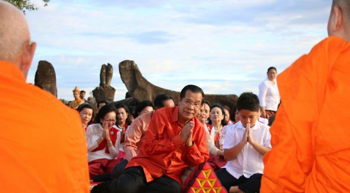ពលរដ្ឋយ៉ាងកុះកររីករាយនឹងបំពេញបុណ្យជាមួយថ្នាក់ដឹកនាំជាតិនាមុខប្រាសាទអង្គរវត្ត