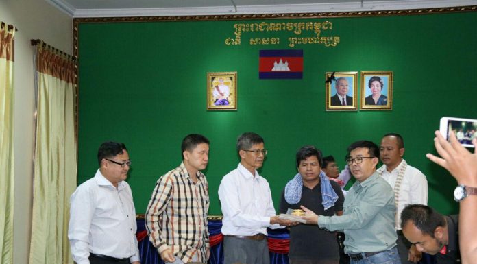 អាជ្ញាធរជាតិអប្សរាប្រគល់មកុដមាសនិងវត្ថុបុរាណមួយចំនួនជូនក្រសួងវប្បធម៌និងវិចិត្រសិល្បៈរក្សាទុក