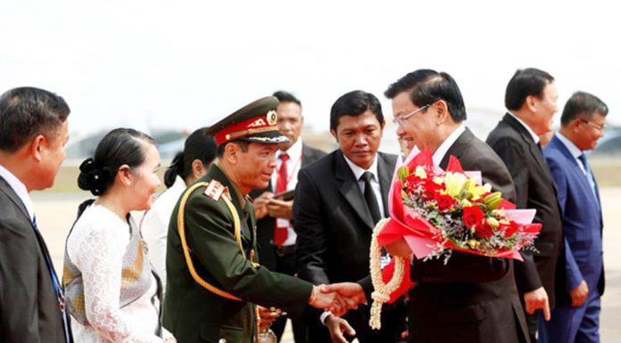 ឯកឧត្តម នាយករដ្ឋមន្រ្តីឡាវ អញ្ជើញមកដល់ព្រលានយន្តហោះអន្តរជាតិភ្នំពេញ ដើម្បីចូលរួមកិច្ចប្រជុំកំពូលមេគង្គ-ឡានឆាង នៅរាជធានីភ្នំពេញ