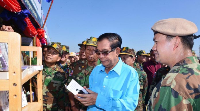 សម្តេចនាយករដ្ឋមន្រ្តី ហ៊ុន សែន អញ្ជើញទស្សនាការប្រកួតកីឡា និងពិព័រណ៌យោធា នៅមជ្ឍមណ្ឌលកោះពេជ្រ