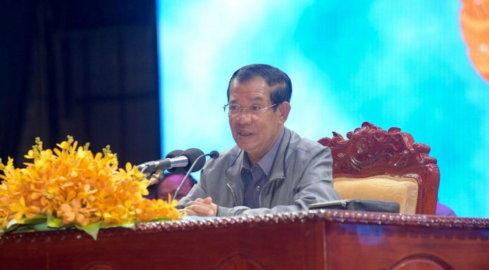 សម្តេចតេជោ ហ៊ុន សែន អញ្ជើញសំណេះសំណាលជាមួយ បងប្អូន អ្នករត់ម៉ូតូឌុប ម៉ូតូងកង់បី និងរត់តាក់ស៊ីជាង៤ពាន់នាក់ នៅកោះពេជ្រ