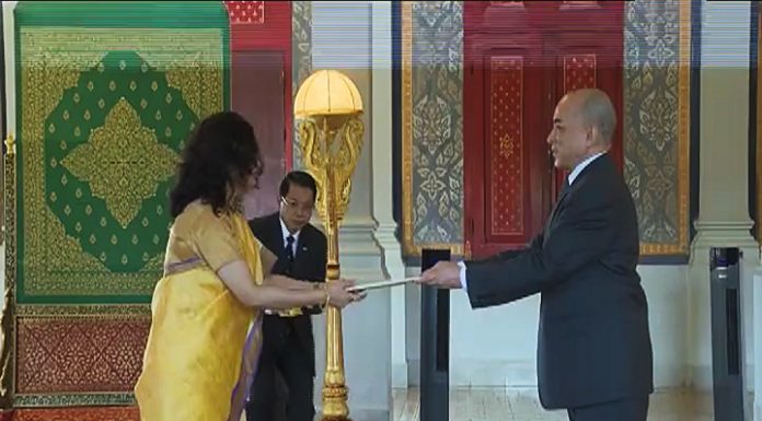 ព្រះមហាក្សត្រសព្វព្រះរាជហឫទ័យទទួលសារតាំងពីឯកអគ្គរដ្ឋទូតសាធារណរដ្ឋឥណ្ឌា ប្រចាំកម្ពុជា