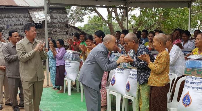 ព្រះមហាក្សត្រ សេ្តចយាងសួរសុខទុក្ខ និងប្រោសព្រះរាជទានព្រះរាជអំណោយដល់ប្រជារាស្រ្ត ប្រមាណ៥៤២គ្រួសារ ក្នុងស្រុកជើងព្រៃ ខេត្តកំពង់ចាម