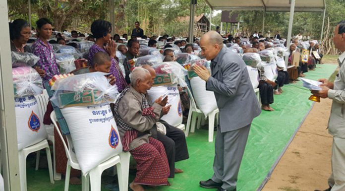 ព្រះមហាក្សត្រ សេ្តចយាងសួរសុខទុក្ខ និងប្រោសព្រះរាជទានព្រះរាជអំណោយដល់ប្រជារាស្រ្ត ប្រមាណ៥៤២គ្រួសារ ក្នុងស្រុកជើងព្រៃ ខេត្តកំពង់ចាម