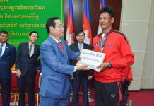 ពិធីប្រគល់ប្រាក់រង្វាន់ជ័យលាភីជូនអត្តពលិកជនពិការ ដែលបានមេដាយប្រាក់ និងមេដាយសំរិទ្ធក្នុងការប្រគួតកីឡាអាស៊ានប៉ារ៉ាហ្គេមលើកទី៩ នៅប្រទេសម៉ាឡេស៊ី