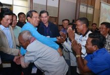 សម្តេចតេជោ ហ៊ុន សែន អញ្ជើញសំណេះសំណាល និងពិសារបាយជាមួយបងប្អូនប្រកបរបស៊ីក្លូ នៅកោះពេជ្រ