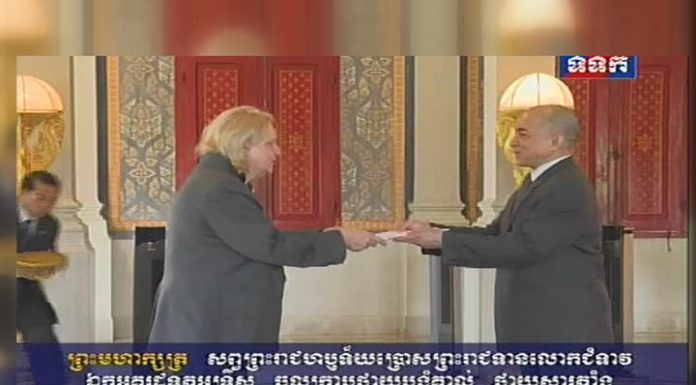 ព្រះមហាក្សត្រ សព្វព្រះរាហឫទ័យប្រោសព្រះរាជទានលោកជំទាវ ឯកអគ្គរដ្ឋទូតអូទ្រីស ចូលក្រាបបង្គំគាល់ ថ្វាយសារតាំង