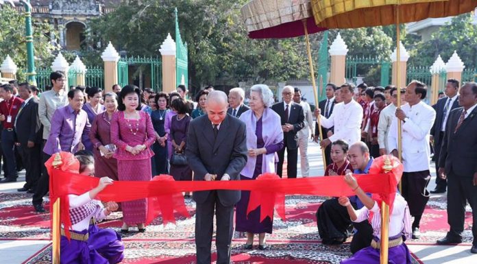 ព្រះករុណាព្រះមហាក្សត្រ និងសម្ដេចយាយ យាងទតពិធីត្បាញក្រមាវែង ជាងគេលើពិភពលោកប្រវែង១.០០០ម៉ែត្រ