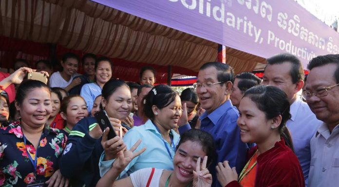 (រូបភាព) សម្តេចតេជោ ហ៊ុន សែន អញ្ជើញជួបសំណេះសំណាល ជាមួយកម្មករ និយោជិត នៅតំបន់ទឹកថ្លា ខណ្ឌសែនសុខ