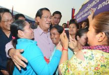 (រូបភាព) សម្តេចតេជោ ហ៊ុន សែន អញ្ជើញជួបសំណេះសំណាលជាមួយកម្មករ-កម្មការិនី និងនិយោជិត ស្រុកសំរោងទង ខេត្តកំពង់ស្ពឺ