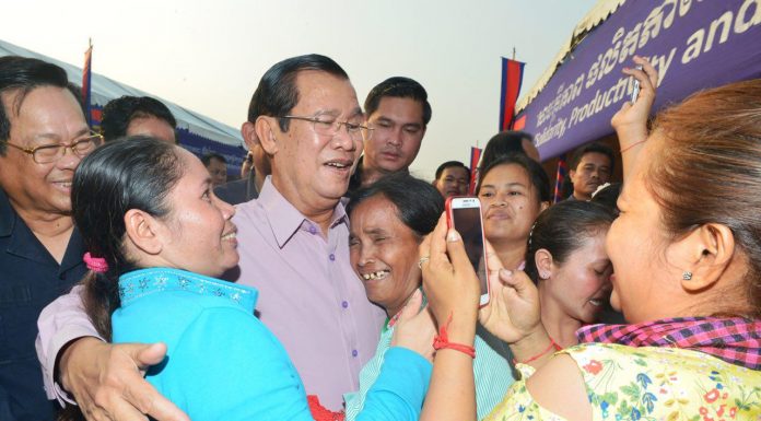 (រូបភាព) សម្តេចតេជោ ហ៊ុន សែន អញ្ជើញជួបសំណេះសំណាលជាមួយកម្មករ-កម្មការិនី និងនិយោជិត ស្រុកសំរោងទង ខេត្តកំពង់ស្ពឺ