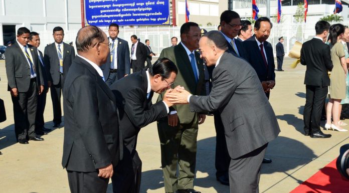 ព្រះករុណា ព្រះមហាក្សត្រ និងព្រះមហាក្សត្រី ស្តេចយាងចាកចេញពីព្រលាន យន្តហោះអន្តរជាតិភ្នំពេញ ដើម្បីទៅពិនិត្យព្រះរាជសុខភាព នៅទីក្រុងប៉េកាំង
