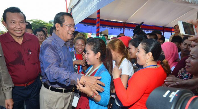 ផ្សាយបន្តផ្ទាល់(Live): សម្តេចតេជោ ហ៊ុន សែន អញ្ជើញជួបសំណេះសំណាល ជាមួយកូនក្មួយកម្មករជាង១ម៉ឺននាក់ នៅតំបន់សេដ្ឋកិច្ចពិសេស ក្រុងព្រះសីហនុ