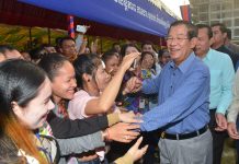 សម្តេចនាយករដ្ឋមន្រ្តី ហ៊ុន សែន អញ្ជើញជួបសំណេះសំណាលជាមួយបង ប្អូនកម្មករ និយោជិត ប្រមាណជិត ១៤.០០០នាក់ នៅខេត្តកណ្តាល
