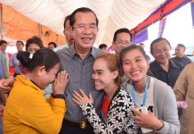 សម្តេចនាយករដ្ឋមន្រ្តី អញ្ជើញជួបសំណេះសំណាលជាមួយបងប្អូនកម្មករ និយោជិតប្រមាណជាង ១៤.០០០នាក់ នៅតំបន់ព្រៃទា ខណ្ឌពោធិ៍សែនជ័យ