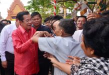 សម្តេចនាយករដ្ឋមន្រ្តី ហ៊ុន សែន អញ្ជើញកាត់ខ្សែបូណ៌សម្ពោធដាក់ឲ្យប្រើ ប្រាស់ជាផ្លូវការនូវឧបដ្ឋានសាលា និងសមិទ្ធផលនានា ក្នុងវត្តឈូកវ៉ា