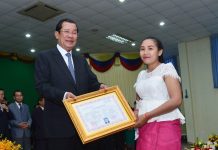 (រូបភាព) សម្តេចតេជោ ហ៊ុន សែន អញ្ជើញជាអធិបតីក្នុងពិធីប្រគល់សញ្ញាបត្រដល់គរុសិស្ស និស្សិតបញ្ចប់ការសិក្សានៅវិទ្យាស្ថានជាតិអប់រំឆ្នាំ២០១៦-២០១៧