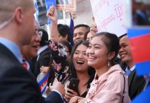 សកម្មភាពរបស់បងប្អូនប្រជាពលរដ្ឋស្វាគមន៍យ៉ាងកក់ក្តៅ វត្តមានដ៏ខ្ពង់ខ្ពស់ របស់សម្តេចអគ្គមហាសេនាបតីតេជោ ហ៊ុន សែន នាយករដ្ឋមន្រ្តី នៃព្រះរាជាណាចក្រកម្ពុជា អញ្ជើញចូលរួមកិច្ចប្រជុំកំពូល អាស៊ាន-អូស្រ្តាលី