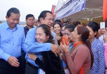 សម្តេចតេជោ ហ៊ុន សែន អញ្ជើញជួបសំណេះសំណាលជាមួយបងប្អូនកូនក្មួយកម្មករ កម្មការនី មកពីរោងចក្រតំបន់ ជ្រៃកោង ខណ្ឌពោធិ៍សែនជ័យ