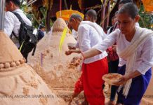 ពិធីពូនភ្នំខ្សាច់ក្នុងព្រឹត្តិការណ៍អង្គរសង្ក្រាន្ត ថ្ងៃព្រហស្បត៍ ១២រោច ខែចេត្រ ឆ្នាំរកា នព្វស័ក ព.ស.២៥៦១