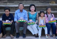 សម្ដេចតេជោ ហ៊ុន សែន និង សម្ដេចកិត្តិព្រឹទ្ធបណ្ឌិត អញ្ជើញបណ្តែតកន្ទោង (គោមទឹក)
