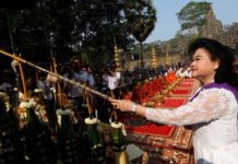 សម្តេចកិត្តិព្រឹទ្ធបណ្ឌិត ប៊ុន រ៉ានី ហ៊ុនសែន អញ្ជើញទទួលទេវតាឆ្នាំថ្មីនៅមុខប្រាសាទបាយ័ន