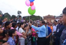 សម្ដេចតេជោ នាយករដ្ឋមន្ត្រី និងសម្ដេចកិត្តិព្រឹទ្ធបណ្ឌិត អញ្ជើញរាំសារាវ៉ាន់ លេងកម្សាន្តជាមួយបងប្អូនប្រជាពលដ្ឋ នៅមុខទីលានប្រជល់ដំរី